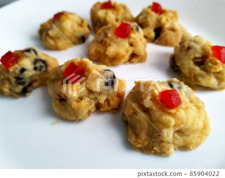 Red pearl biscuit. The main ingredients are flour, cornflakes, chocolate chips, and cherries. Cook in a hot oven. Red pearl biscuit. The main ingredients are flour, cornflakes, chocolate chips, and cherries. Cook in a hot oven. 85904022