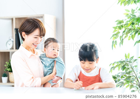 母親照看女兒的書房 母親照看女兒的書房 85904276