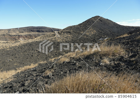 從三原山山道看到的山頂附近 從三原山山道看到的山頂附近 85904615