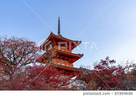 [Kyoto] Scenery of the triple tower of Kiyomizu-dera 85904686