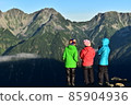 從長嶽山眺望穗高聯邦的登山者 85904936