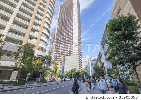 Musashi Kosugi, a large shopping mall area and tower condominiums crowded with shoppers, Nakahara Ward, Kawasaki City, Kanagawa Prefecture Musashi Kosugi, a large shopping mall area and tower condominiums crowded with shoppers, Nakahara Ward, Kawasaki City, Kanagawa Prefecture 85905068