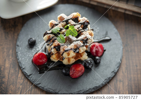 Belgian waffles of strawberries 85905727