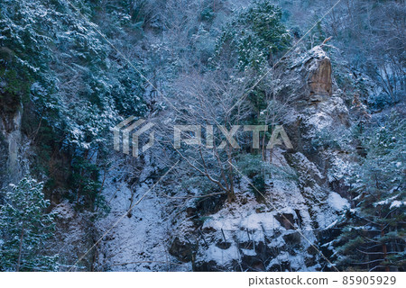 [Yamasei Road] Steep rock wall [Ikusaka-mura, Higashichikuma-gun] 85905929