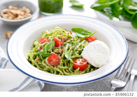 Pasta with spinach pesto, cashew nuts and soft cream cheese 85906132