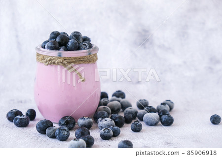 Bowl with yogurt and blueberries on table. Blueberry yogurt with fresh blueberries. Healthy breakfast. Super food healthy eating vegetarian vegan food Bowl with yogurt and blueberries on table. Blueberry yogurt with fresh blueberries. Healthy breakfast. Super food healthy eating vegetarian vegan food 85906918