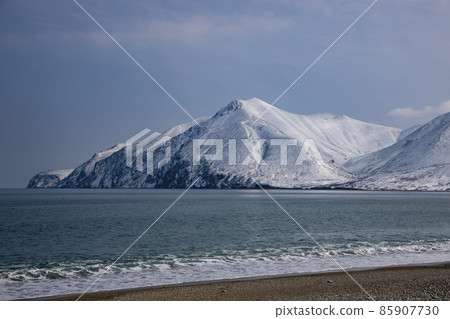 海上堪察加半島的雪山 海上堪察加半島的雪山 85907730