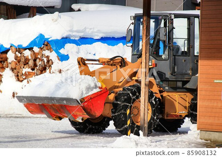 Fighting the snow in Minamiaizu ... Snowplows with tire chains Fighting the snow in Minamiaizu ... Snowplows with tire chains 85908132