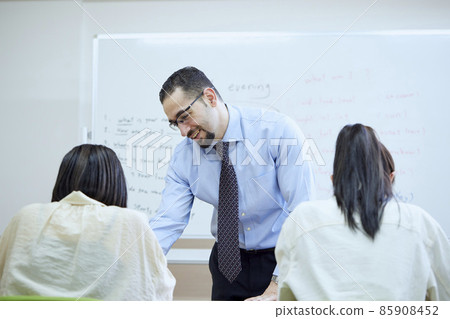 男老師在英語會話課上教英語 85908452