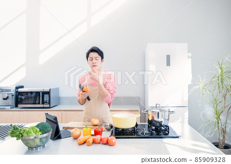 一個做飯的人割傷手指 85909328