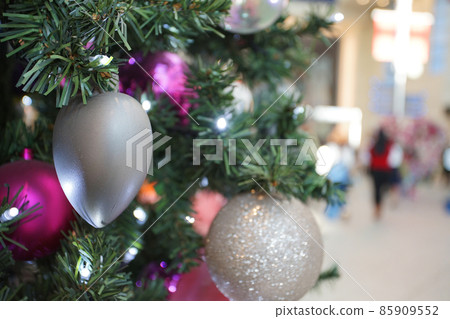 城市中的聖誕樹裝飾 85909552