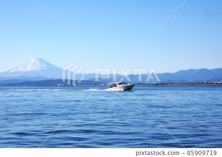 冬天在江之島和富士山的海中行駛的船 85909719