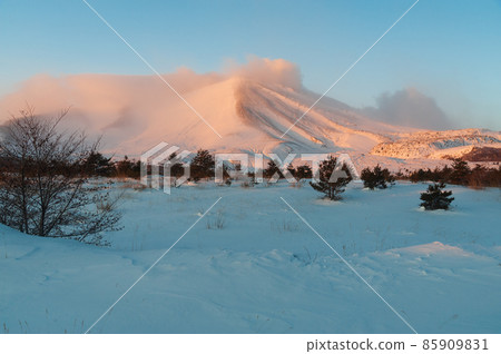 Mount Asama in the winter sunrise 85909831