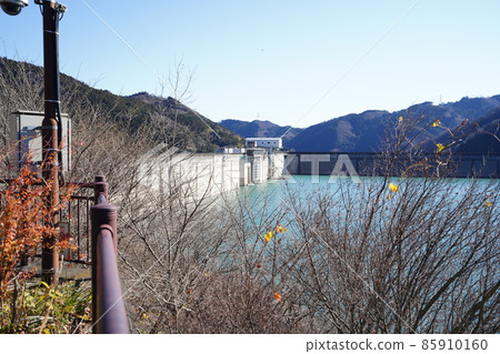 Dam lake of Shimokubo Dam near Sanbaseki Gorge, Kanna River, Gunma Prefecture 85910160