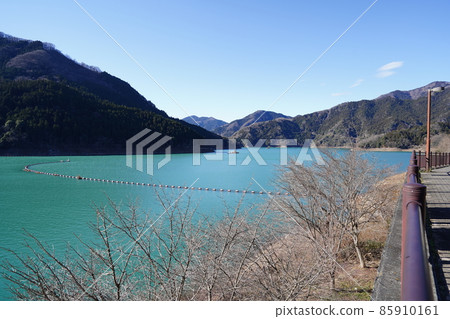Looking at the upstream side of the dam lake of the Shimokubo Dam near the Sanbaseki Gorge, Kanna River, Gunma Prefecture 85910161