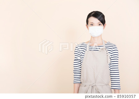 戴著口罩的圍裙女性 85910357