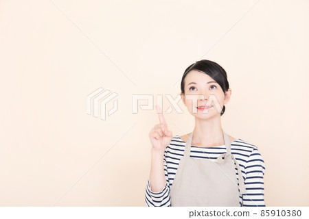 圍裙的女性用手指指點 85910380