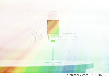 香檳酒杯、彩虹色光和融入黑白風景的複制空間 85910752