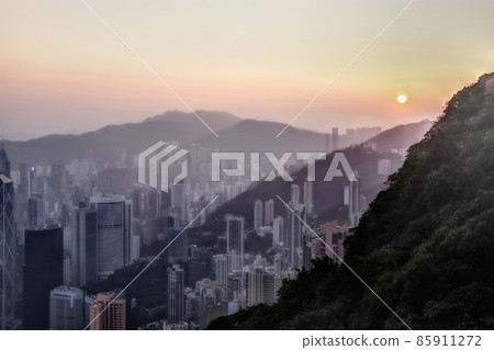 Hong Kong sunrise seen from Victoria Peak 85911272
