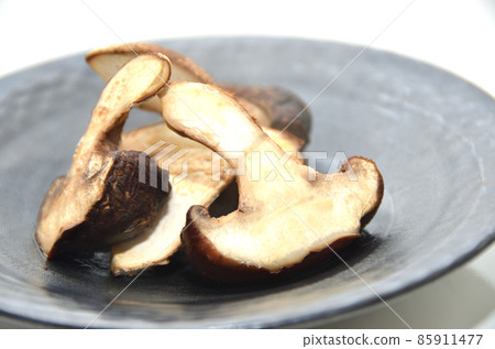黑盤上供應烤香菇和切塊 黑盤上供應烤香菇和切塊 85911477