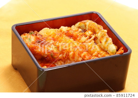 肌腱肌腱，天婦羅在一個沉重的盒子裡 85911724