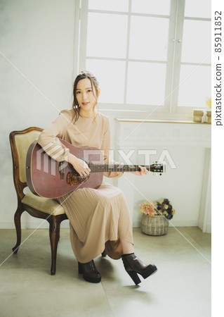 彈吉他的女人 85911852