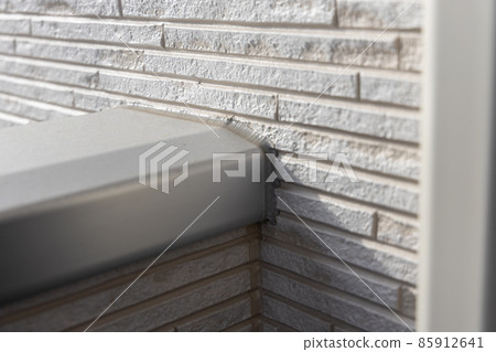 Exterior walls and siding on the balcony of a newly built detached house 85912641
