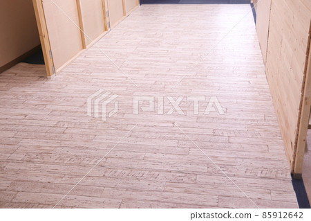 我用DIY在地板上放了一個墊子地板 85912642