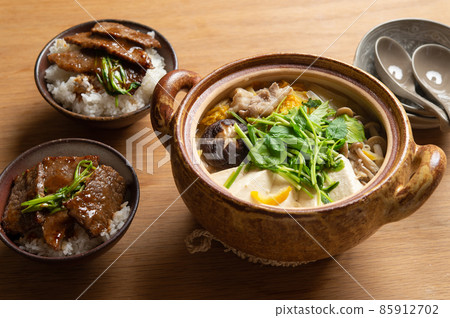 Yuzu salt hot pot of orange Chinese cabbage and grilled meat bowl Yuzu salt hot pot of orange Chinese cabbage and grilled meat bowl 85912702