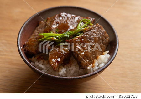 Beef loin grilled meat bowl 85912713