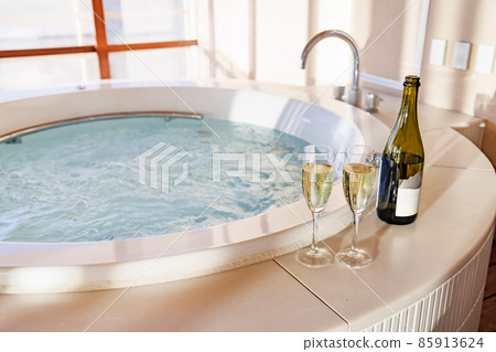 美味的香檳和放鬆的漩渦 85913624