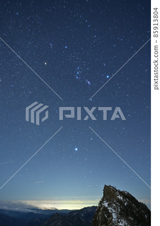 The winter night sky "Orion" of Mt. Ishizuchi, the highest mountain in western Japan 85913804