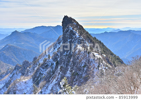 日本西部最高峰石鎚山的冬日早晨 日本西部最高峰石鎚山的冬日早晨 85913999