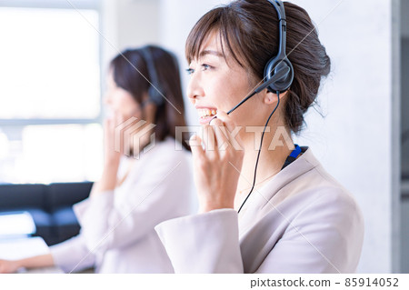 An operator who answers the phone with a smile An operator who answers the phone with a smile 85914052