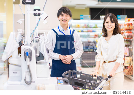 Housewives and cashiers paying at supermarkets Housewives and cashiers paying at supermarkets 85914458