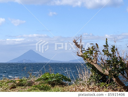 從鹿兒島縣佐田岬眺望開聞岳火山薩摩富士 從鹿兒島縣佐田岬眺望開聞岳火山薩摩富士 85915406