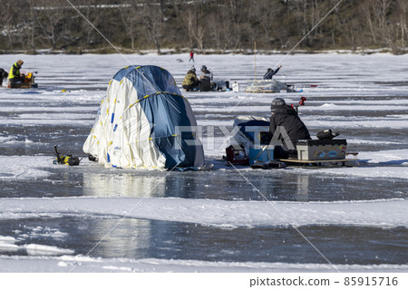 在赤城大沼享受香魚垂釣的人們 85915716