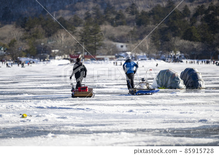 在赤城大沼享受香魚垂釣的人們 85915728