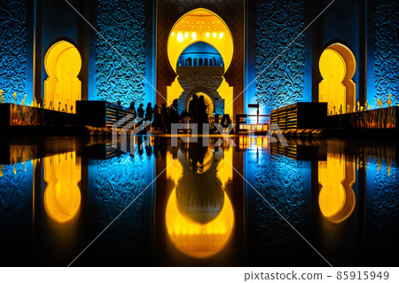 Sheikh Zayed Mosque and silhouettes of people (Abu Dhabi UAE) 85915949