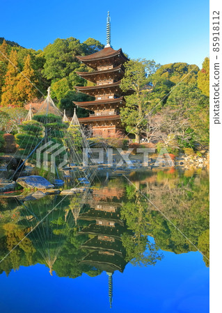 [Yamaguchi Prefecture] Ruriko-ji Five-storied Pagoda and Tower Shadow Pond under clear skies 85918112