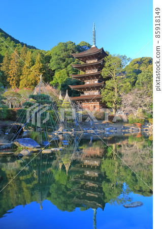 [山口縣]晴空下的琉璃子寺五層塔影池 85918149