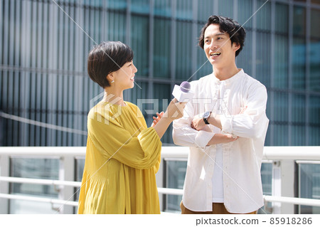 一名男子接受街頭採訪 85918286