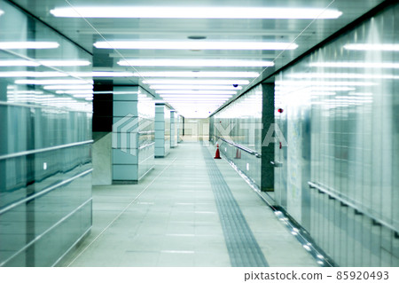 熒光燈照耀下的東京地下通道 85920493