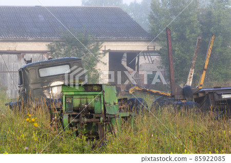 Abandoned old agricultural machinery in the countryside. 85922085