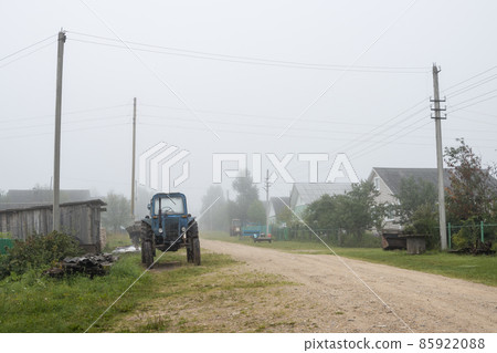 Misty morning in the countryside 85922088