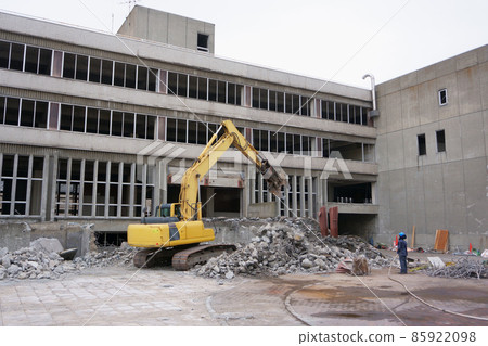 Heavy equipment for dismantling dilapidated public buildings 85922098