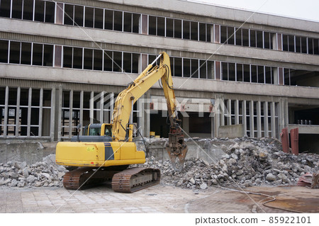 Heavy equipment for dismantling dilapidated public buildings 85922101