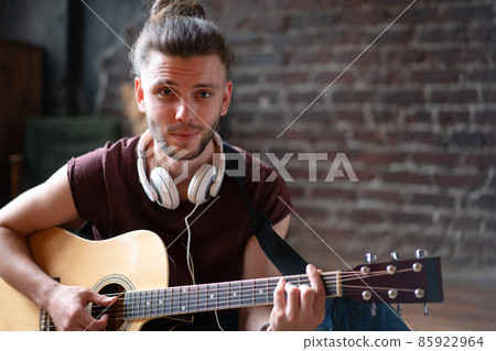 man with guitar indoor man with guitar indoor 85922964