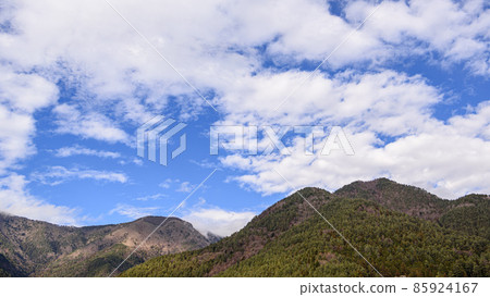 禦坂山脈、河口湖畔的冬日天空和群山 禦坂山脈、河口湖畔的冬日天空和群山 85924167