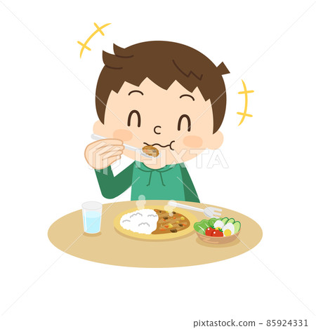 男孩笑著吃咖哩飯 85924331